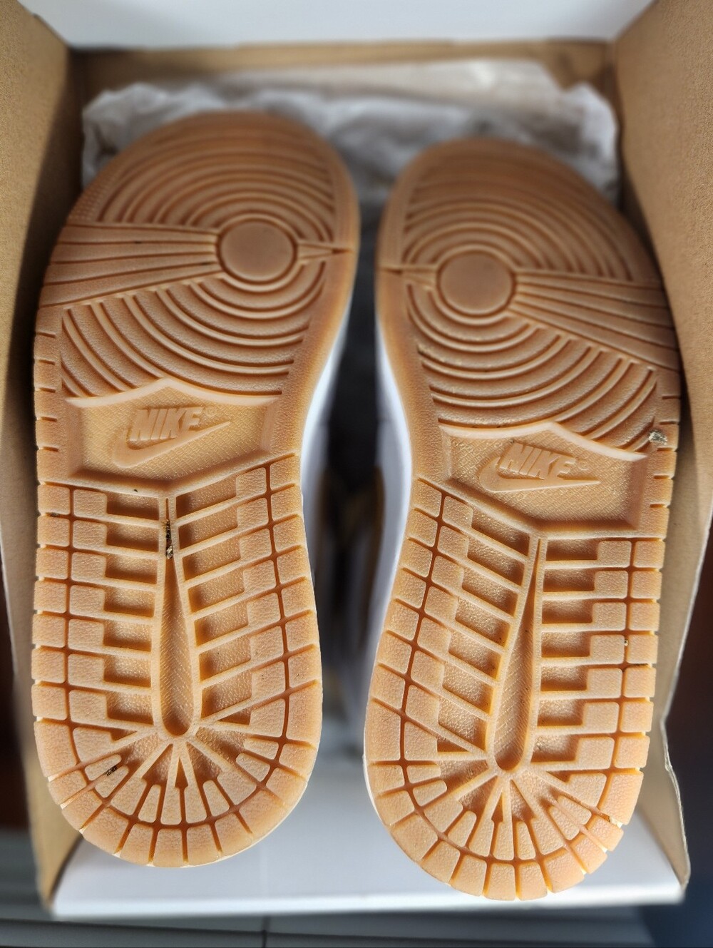Women's Nike Air Jordan 1 Mid in White and Gold - Picture 4 of 6